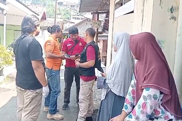 Tim Inafis Polrestabes Semarang mendatangi lokasi warga keracunan di Tandang RT 06 RW 10 Kelurahan Jomblang, Kecamatan Candisari Semarang, Jawa Tengah (Jateng) pada Jumat (7/6/2024). 