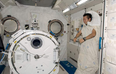 Astronot tidur di luar angkasa
