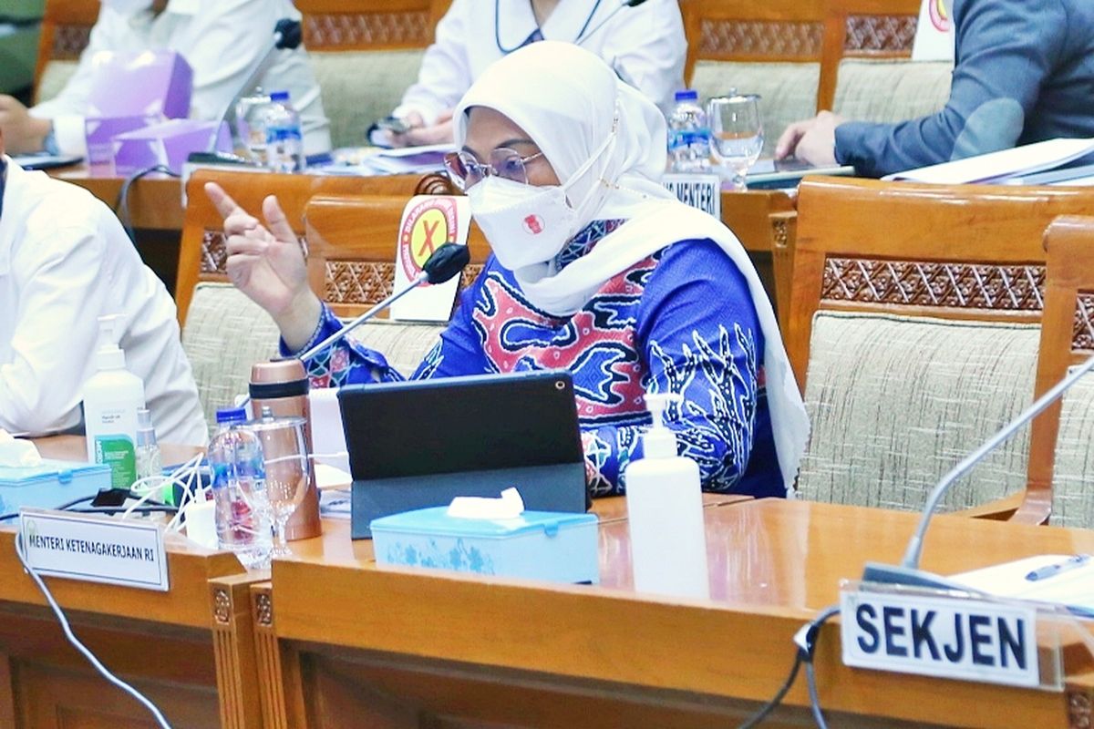 Menteri Ketenagakerjaan (Menaker) Ida Fauziyah dalam rapat kerja (raker) yang dipimpin oleh Wakil Ketua Komisi IX DPR Anshory Siregar, di Komplek Parlemen Senayan, Jakarta, Selasa (24/8/2021).