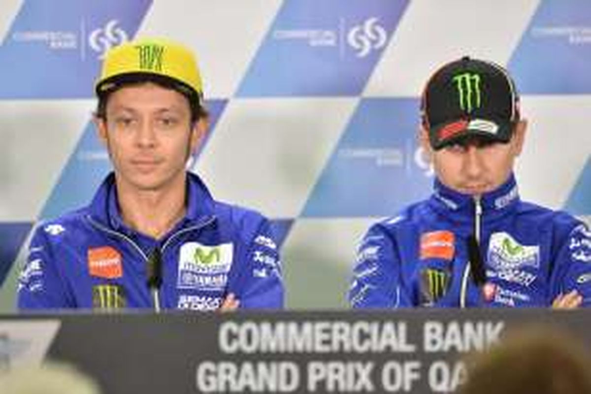 Pebalap Movistar Yamaha, Valentino Rossi (kiri) dan Jorge Lorenzo, menghadiri konferensi pers jelang GP Qatar di Sirkuit Losail, Rabu (16/3/2016).