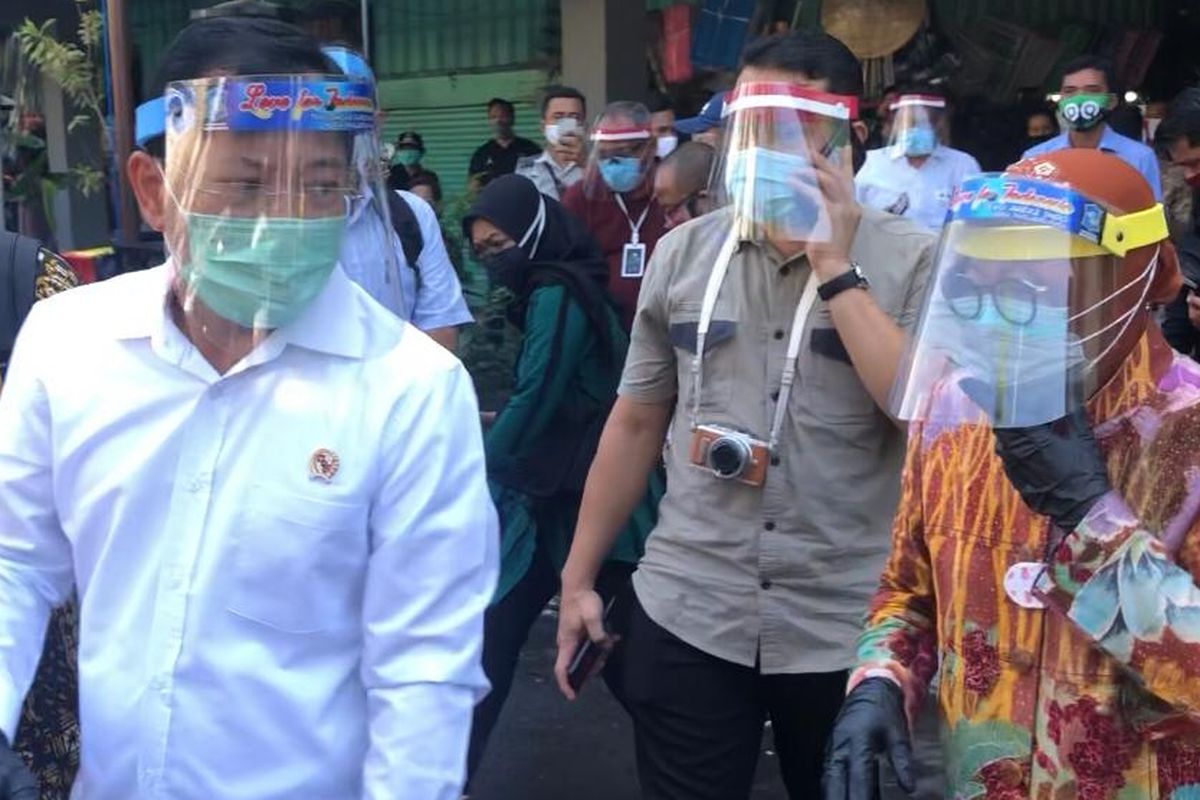 Health Minister Terawan Agus Putranto visits the Genteng Baru traditional market in East Java on 2/7/2020