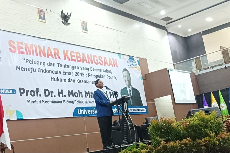 Menko Polhukam Mahfud MD saat berbicara dalam Seminar Kebangsaan yang membahas tantangan demokrasi Indonesia di Universitas Faletehan, Serang, Banten, Rabu (13/12/2023).