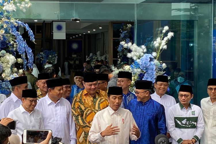 Presiden Joko Widodo (Jokowi) bersama Ketua Umum PAN Zulkifli Hasan sebagai tuan rumah, lalu Ketua Umum Golkar Airlangga Hartanto, Ketua Umum Partai Gerindra Prabowo Subianto, Ketua Umum PPP Muhammad Mardiono, dan Ketua Umum PKB Muhaimin Iskandar usai acara “Silaturahmi Ramadhan bersama Presiden RI” yang digelar di Kantor DPP PAN, Pancoran, Jakarta Selatan, Minggu (2/4/2023).