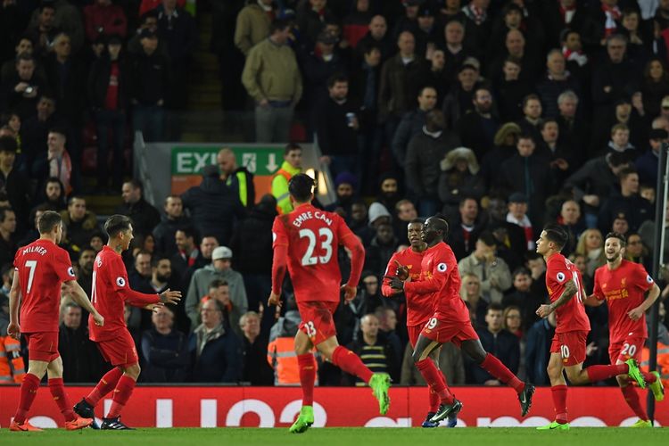 Para pemain Liverpool merayakan gol Sadio Mane ke gawang Arsenal pada partai lanjutan Premier League di Stadion Anfield, Sabtu (4/3/2017).