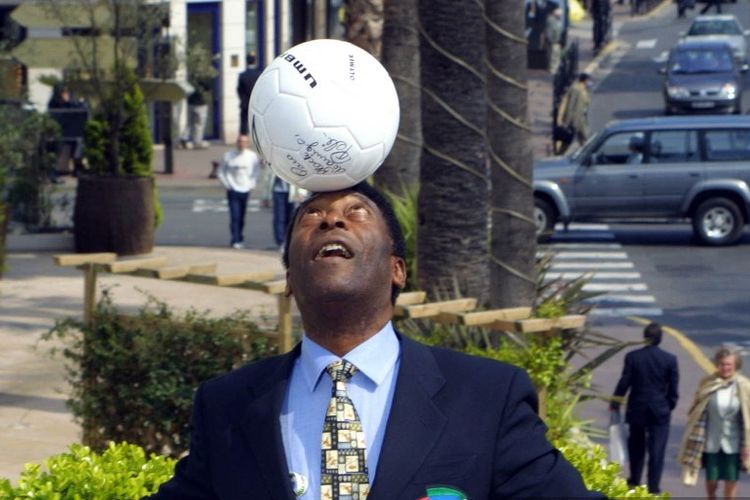 Foto diambil pada 4 April 2001, legenda sepak bola Brasil Pele bermain dengan bola di Croisette Avenue di Cannes saat istirahat dari Pameran Televisi Internasional (MIPTV). - Legenda sepak bola Brasil Pele meninggal dunia pada Jumat 30 Desember 2022 dini hari WIB pada usia 82 tahun, setelah berjuang melawan masalah ginjal dan kanker usus besar.