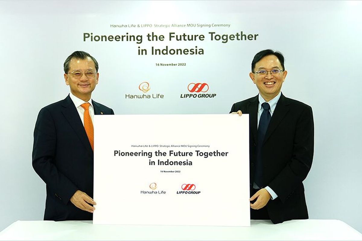 CEO Hanwha Life Insurance Co., Ltd, Yeo Seung Joo (kiri) bersama CEO PT Multipolar Tbk, Adrian Suherman (kanan) dalam acara penandatanganan MoU Hanwha Life dan Lippo Group di Jakarta