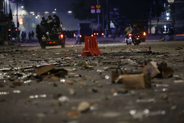 Sejumlah fasilitas umum mengalami kerusakan saat demonstrasi menolak UU Cipta Kerja di Jakarta, Kamis (8/10/2020). Halte transjakarta, alat berat, pos polisi, kendaraan dirusak dan dibakar massa.
