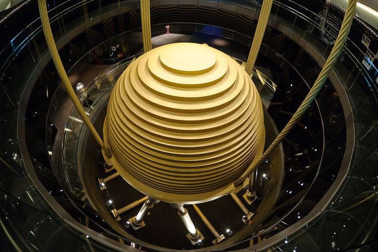 Ini adalah mass damper di dalam sebuah gedung yang sangat tinggi di Taiwan yang dipanggil Taipei 101 building.