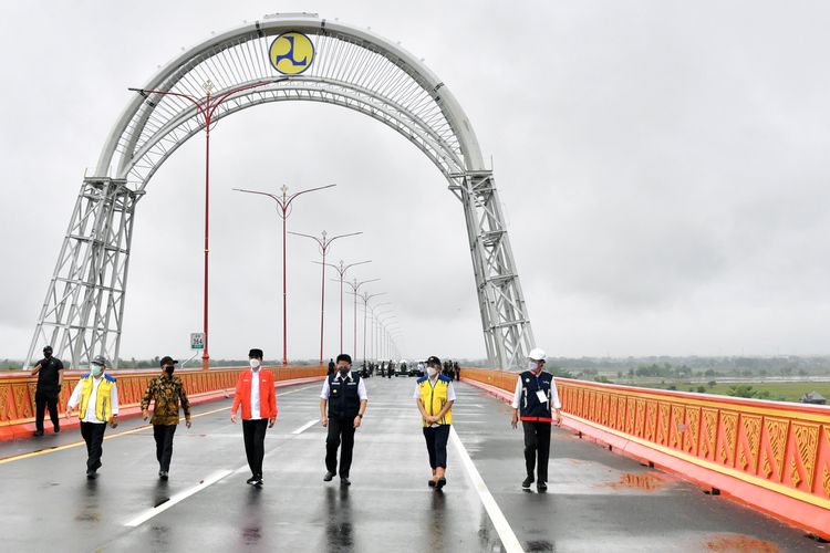 Presiden Joko Widodo berada di Jembatan Ogan saat meresmikan ruas tol Kayu Agung ? Palembang sepanjang 42,5 kilometer pada 26 Januari 2021 lalu.