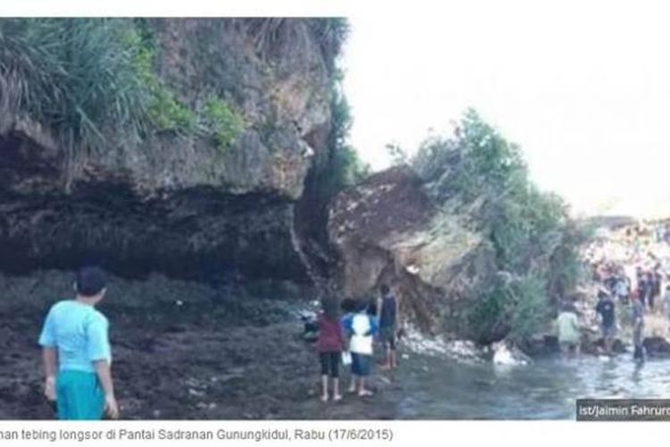 Patahan tebing longsor di Pantai Sadranan Gunungkidul, Rabu (17/6/2015), seperti ditayangkan oleh Tribunnews.