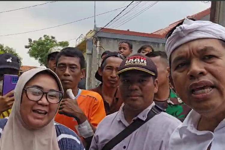 Gubernur Jawa Barat Dedi Mulyadi saat menampung aspirasi warga terkait penundaan pelebaran jalan di sepanjang DAS Bekasi, Rabu (12/3/2025).