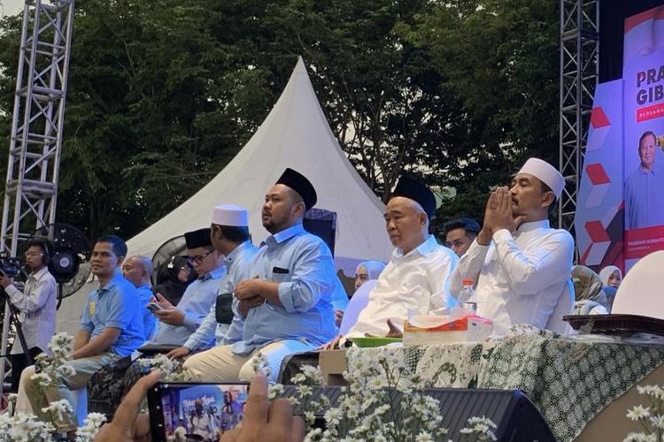 Bupati Gresik, Fandi Akhmad Yani (baju biru, peci hitam) di Ponpes Bumi Shalawat, Sidoarjo, Kamis (1/2/2024).