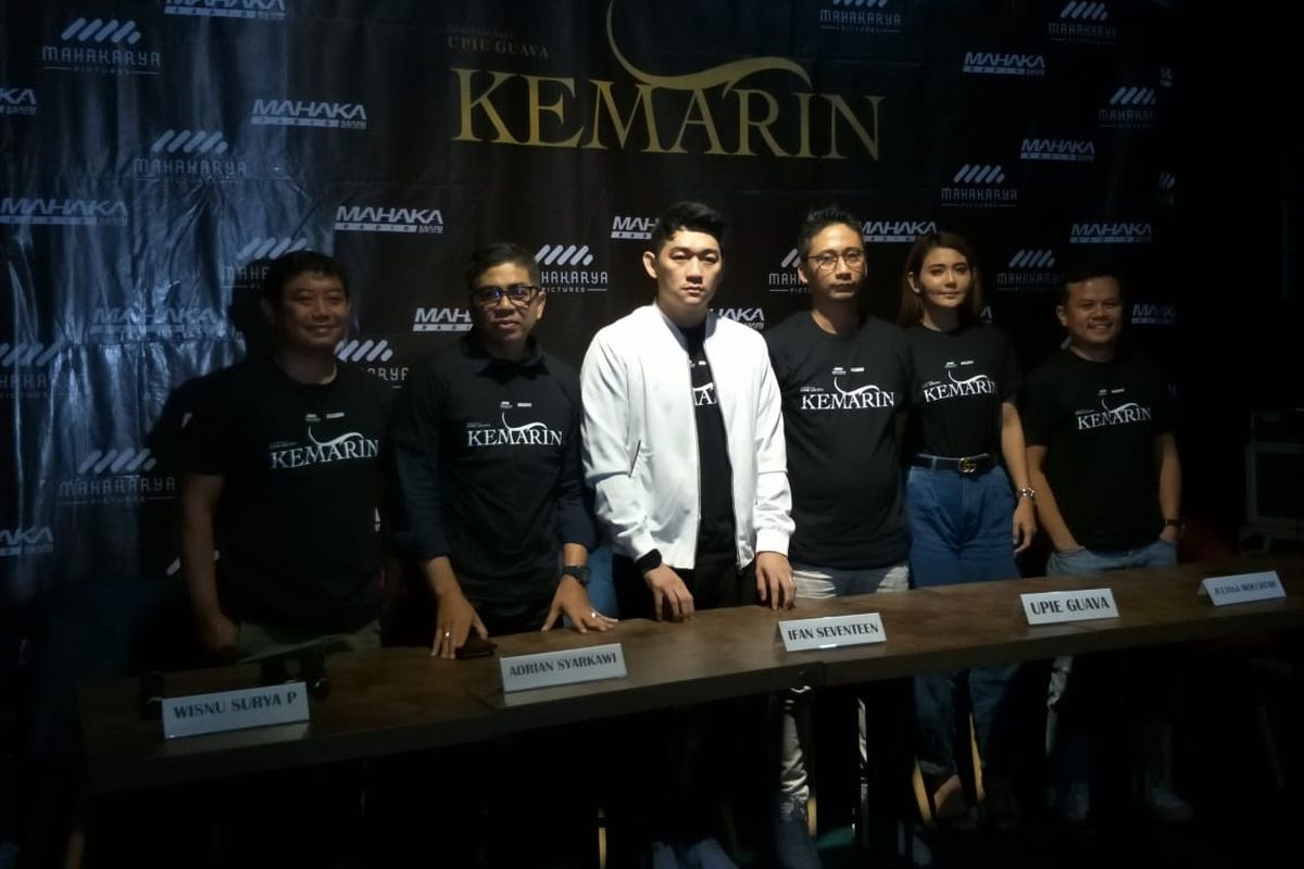 Jumpa pers film dokumenter Seventeen Kemarin di kawasan Tebet, Jakarta Selatan, Selasa (29/10/2019). Terlihat di dalamnya Ifan Seventeen, istri Herman Seventeen Juliana Mochtar, dan Upie Guava selaku sutradara. 