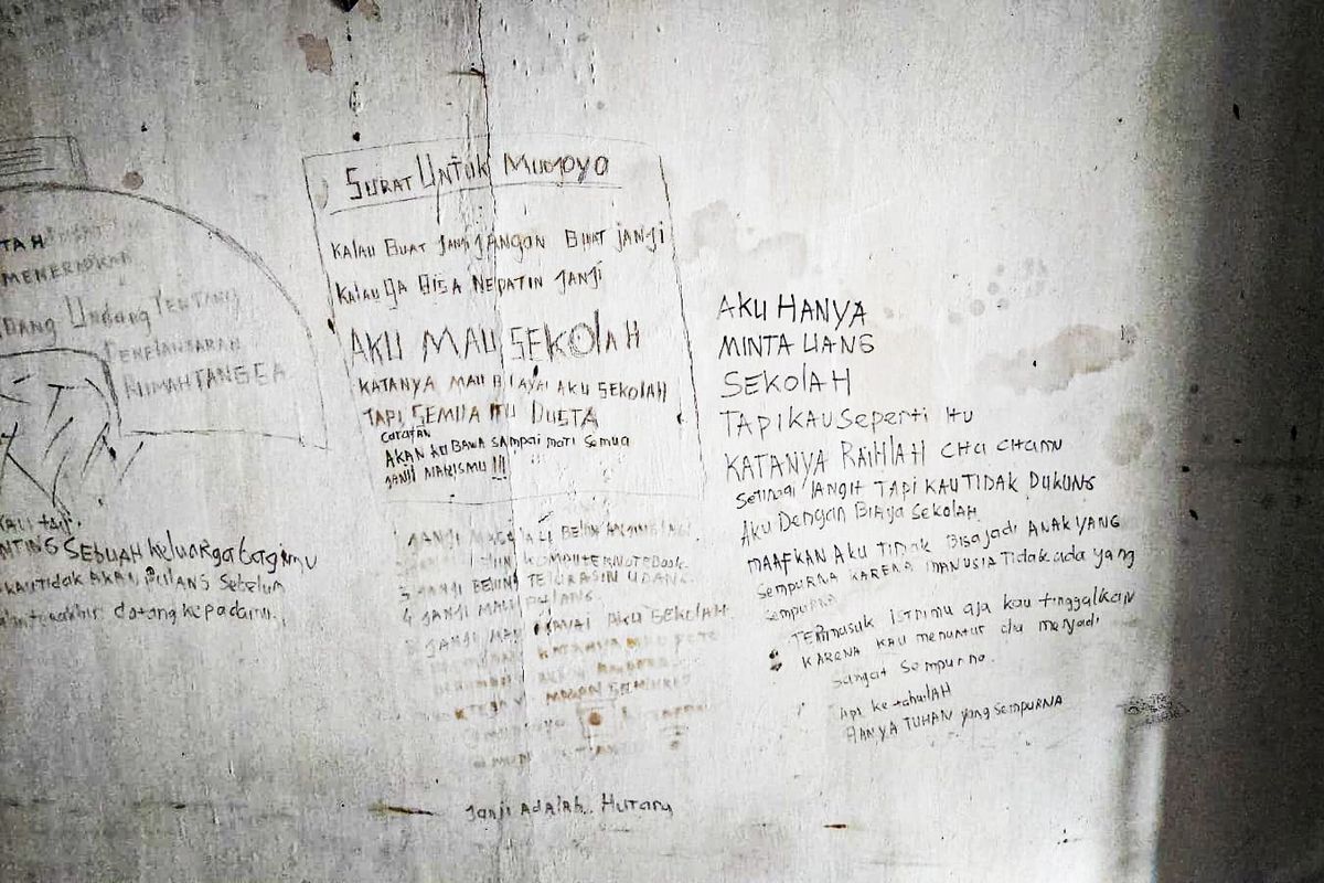 Tulisan dinding Iguh Indah Hayati (55) dan Elia Imanuel Putra (24), ibu dan anak yang ditemukan tinggal kerangka di rumah mereka di Desa Tanimulya, Kecamatan Ngamprah, Kabupaten Bandung Barat (KBB), Jawa Barat, Selasa (30/7/2024).