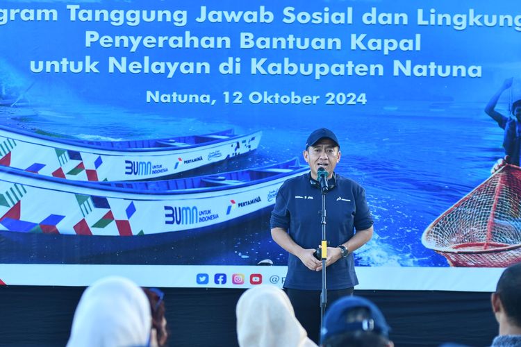 Corporate Secretary Pertamina Brahmantya S Poerwadi terlihat memberikan sambutan dalam penyerahan bantuan kapal dan paket jaring ikan untuk nelayan Natuna di Pantai Sujung, Desa Kelanga, Kecamatan Bunguran Timur Laut, Kabupaten Natuna, Kepulauan Riau, Sabtu (12/10/2024).