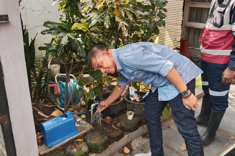Direktur Utama PDAM Tirtawening meninjau aliran air di rumah warga yang menjadi pelanggan SPAM Gedebage, Kamis (28/3/2024).