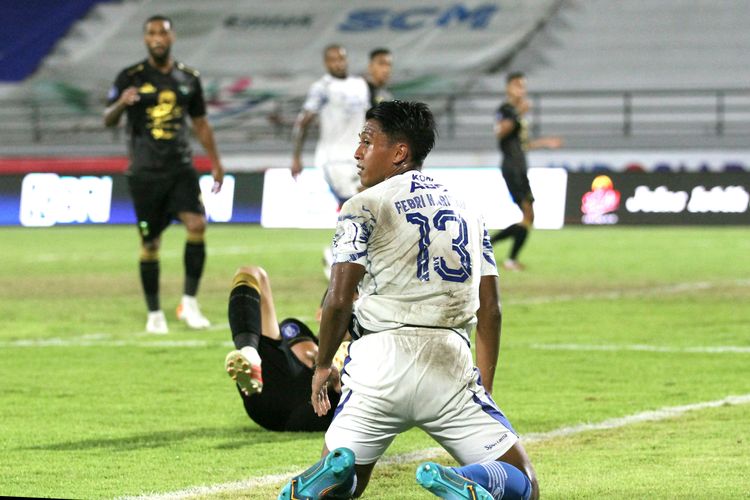 Aksi pemain Persib Bandung Febri Hariyadi saat pertandingan pekan 32 Liga 1 2021-2022 melawan Persebaya Surabaya yang berakhir dengan skor 1-1 di Stadion Kapten I Wayan Dipta Gianyar, Sabtu (19/3/2022) malam.