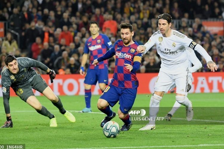 Lionel Messi dan Sergio Ramos terlibat duel dalam laga Barcelona vs Real Madrid di Stadion Camp Nou, Rabu (18/12/2019) atau Kamis dini hari WIB. 