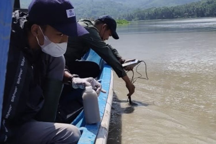 Petugas Dinas Lingkungan Hidup (DLH) mengecek dan mengambil sampel air Sungai Serayu di Kabupaten Banyumas, Jawa Tengah, Sabtu (2/4/2022).