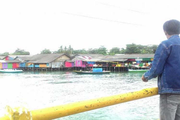 Salah satu sudut suasana rumah-rumah kayu di atas air di kampung tepi Sungai Manggar. Rumah-rumah itu kini ceria dengan dominan warna terang. Kampung ini menjadi bagian dari wisata Teluk Seribu, destinasi wisata baru di Balikpapan, Kalimantan Timur.