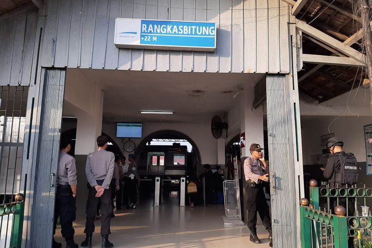 Sejumlah personel gabungan dari Polres Lebak, Brimob dan TNI tampak siaga di Stasiun Rangkasbitung, Kabupaten Lebak, Banten Rabu (22/5/2019)