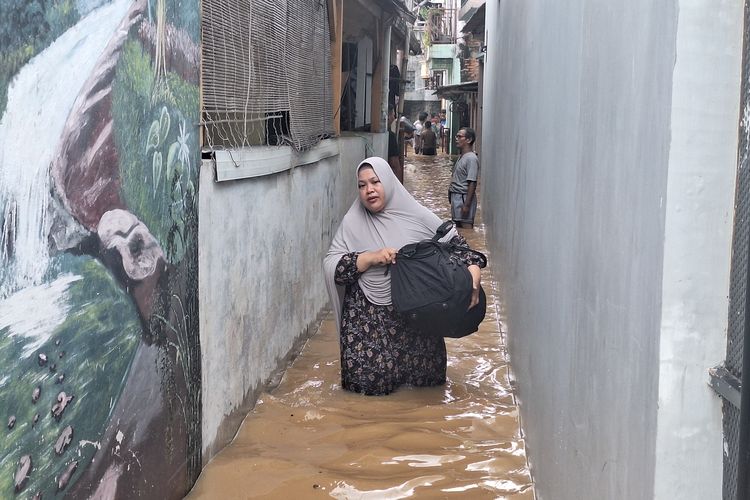 Warga Adukan Alat Peringatan Dini Banjir di Bantaran Kali Ciliwung Tak Berfungsi
