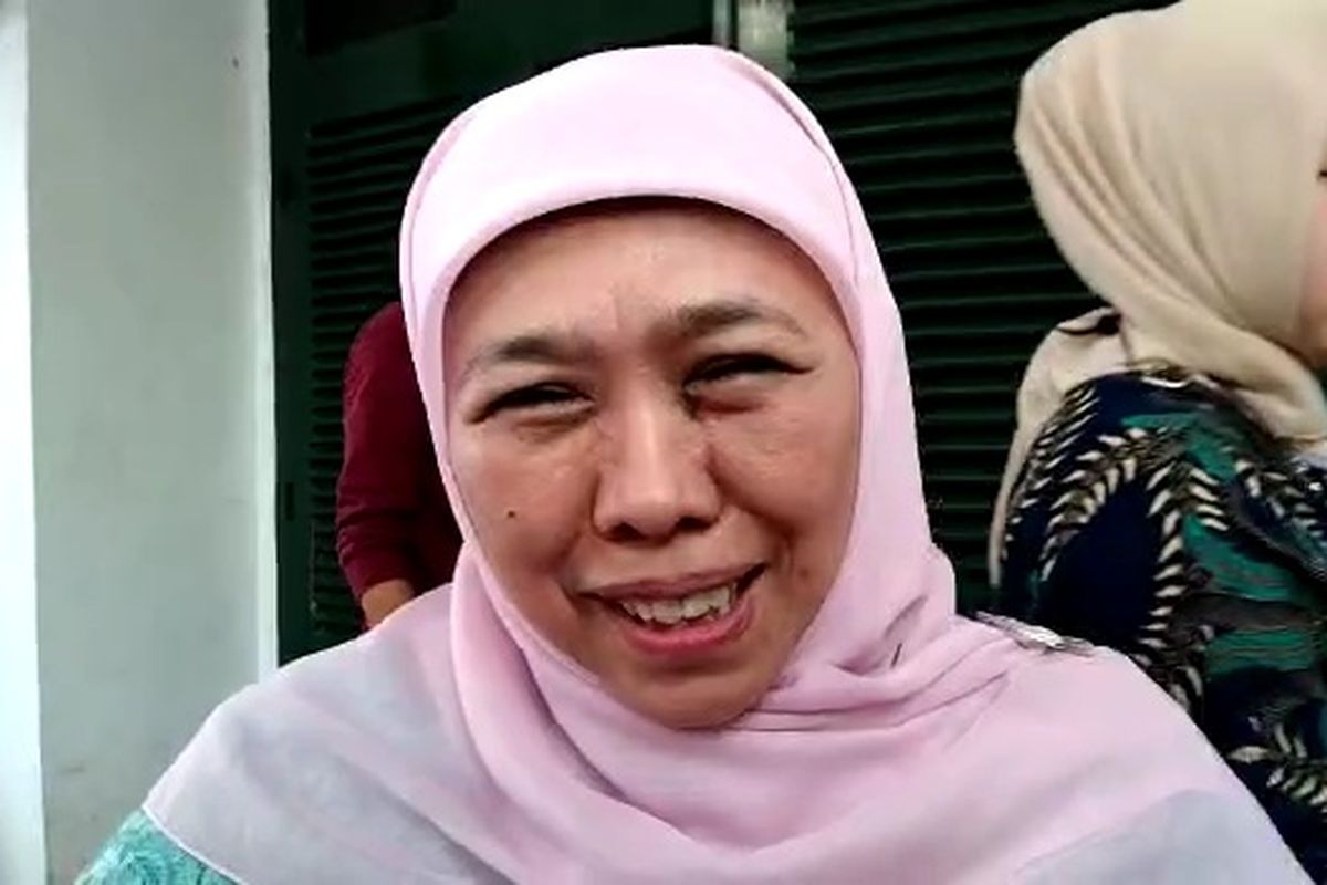 Gubernur Jawa Timur, Khofifah Indar Parawansa usai bersilaturahmi ke kediaman Gus Mus di Kelurahan Leteh, Kecamatan Rembang, Kabupaten Rembang, Jawa Tengah, Jumat (28/4/2023)