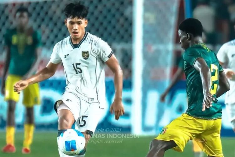 Pemain timnas U17 Indonesia Muhamad Al Gazani Dwi Sugandi dijaga pemain Mali pada laga pamungkas Piala Kemerdekaan 2025 yang berakhir dengan skor 1-2 di Stadion Utama Sumatera Utara, Senin (18/8/2025) malam.