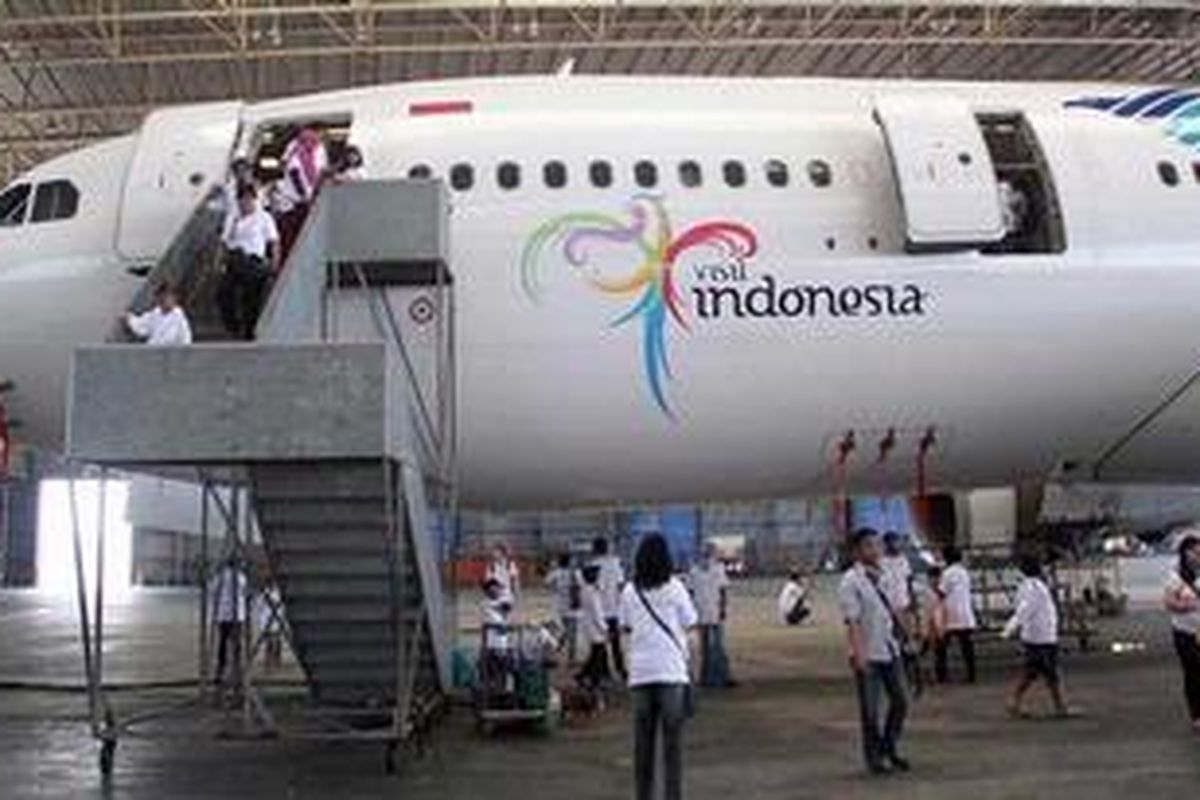 Pengunjung memadati area parkir pesawat Airbus 330 Seri 200 di Hanggar II, Bandara Soekarno-Hatta, Tangerang, Banten, Selasa (3/7/2012). Kegiatan ini dalam rangka "Field Trip To Garuda Indonesia Facilities".
