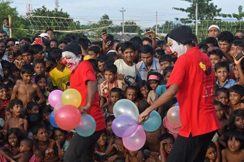 Badut Bawa Keceriaan ke Anak-anak Etnis Rohingya