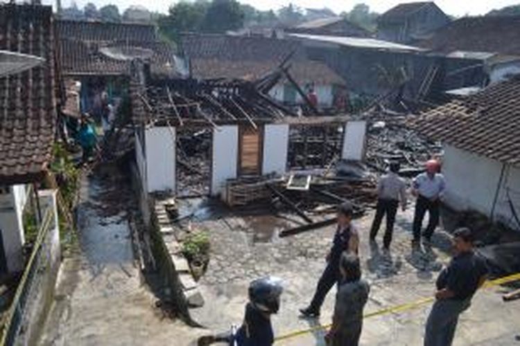 Rumah kkontrakan di pemukiman padat di Kampung Jambon Wot, Kelurahan Cacaban, Kecamatan Maagelang Tengah, Kota Magelang ludes terbakar, Rabu (4/6/2014).