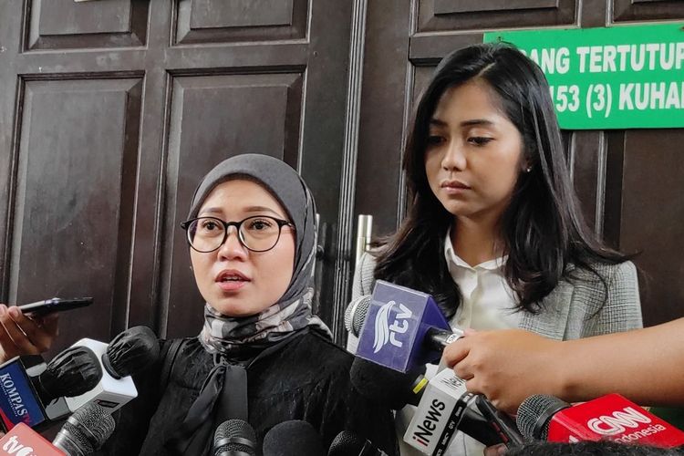 Kuasa hukum D (17), Mellisa Anggraini, saat ditemui di Pengadilan Negeri Jakarta Selatan, Senin (3/4/2023) 
