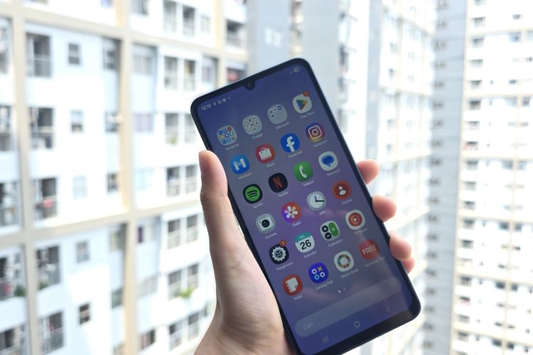 Tampilan layar Samsung Galaxy A07 ketika diakses di luar ruangan