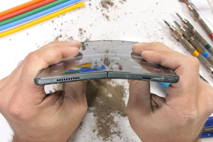 Layar Galaxy Z Fold 3 tidak patah saat dibengkokkan berlawanan dengan arah lipatan ponsel.