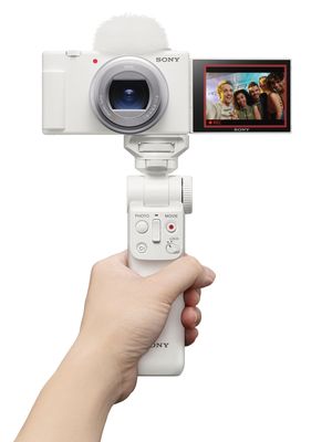 Kamera Sony ZV-1 II dengan aksesori bluetooth grip