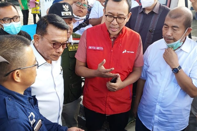 KSP Moeldoko bersama Tim Pertamina Patra Niaga melihat penyaluran BBM industri perikanan di SPBUN Pelabuhan Perikanan Pantai Tegalsari Kota Tegal, Jawa Tengah, Rabu (9/11/2022).