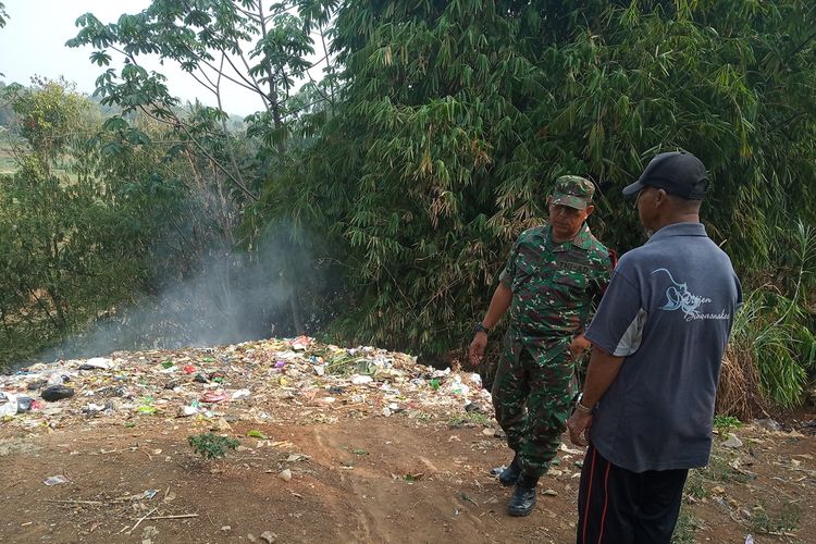 Sejumlah anak-anak berenang dan menemukan sampah plastik di bantaran Sungai Ciliwung yang tercemar gunung sampah yang ada di Kampung Kedunghalang Lebak, Desa Cilebut Timur, Kecamatan Sukaraja, Bogor, Jawa Barat, Rabu (25/9/2019).