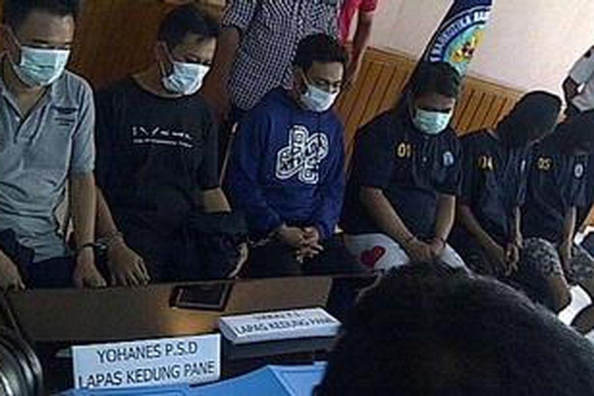 Enam dari delapan orang yang ditangkap atas kasus penyalahgunaan narkoba dan berhasil diungkap Badan Narkotika Nasional Provinsi (BNNP) Jawa Tengah saat gelar kasus di Kantor BNNP Jawa Tengah Jalan Madukoro Semarang, Rabu (27/2/2013)