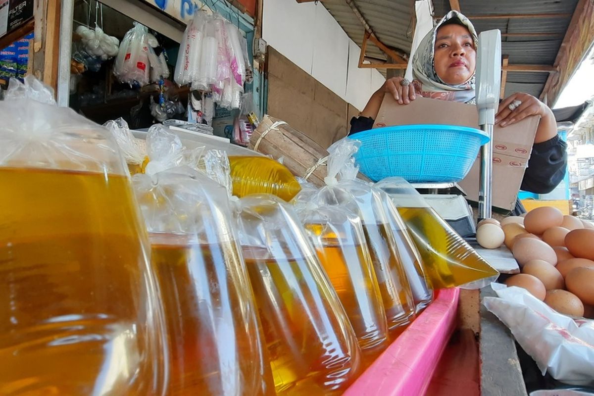 Pedagang di Tasikmalaya mengaku masih belum bisa menjual sesuai HET terbaru minyak curah Rp 14.000 per liter, karena beli di agen masih harga mahal dan saat ini masih dijual Rp 19.000 per liternya, Kamis (17/3/2022).