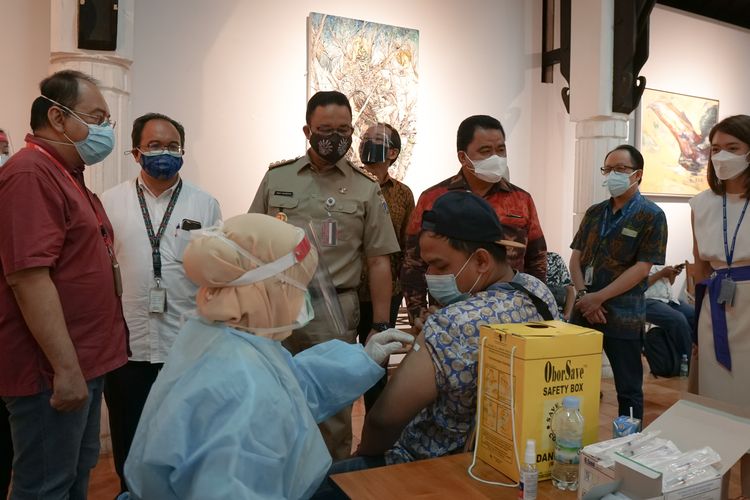 Kompas Gramedia bekerjasama dengan Dewan Pers menggelar vaksinasi yang diperuntukkan untuk awak media.   Program ini diselenggarakan dengan membuka Sentra Vaksinasi KG di Bentara Budaya Jakarta,  Palmerah Selatan, Jakarta Pusat, mulai Senin (28/6/2021), bertepatan dengan HUT ke-56 Harian  Kompas. Target peserta harian adalah 500 orang sehingga diperkirakan akan digelar selama 20 hari. 