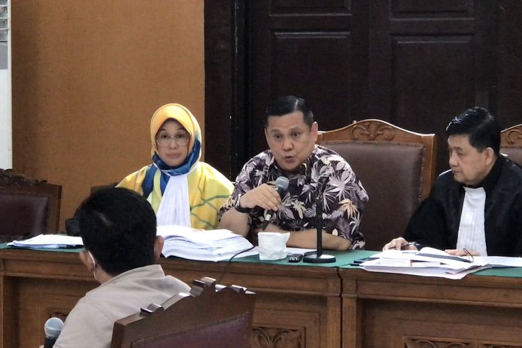 Irjen Napoleon Bonaparte terdakwa kasus dugaan penganiayaan terhadap Muhammad Kosman alias M Kece saat bertanya kepada mantan Panglima Laskar Front Pembela Islam (FPI) Maman Suryadi dalam persidangan di Pengadilan Negeri (PN) Jakarta Selatan, Kamis (14/7/2022).