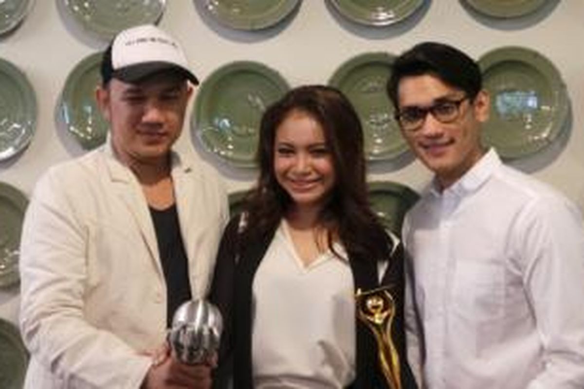 Pencipta lagu 'Kamu yang Kutunggu', Alam (kiri), berpose bersama vokalis Rossa (tengah), dan Afgan Syahreza (kanan). Mereka memamerkan piala penghargaan Anugerah Planet Muzik 2015 saat temu media di Resto Merah Delima, Jakarta Selatan, Kamis (22/10/2015) siang.