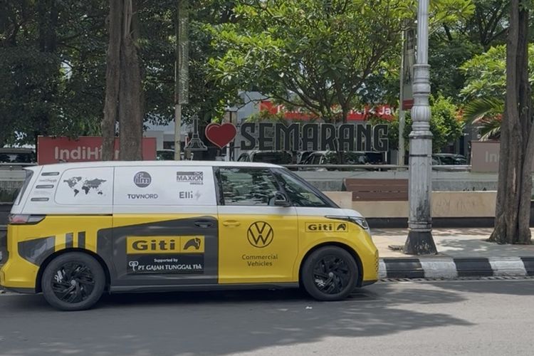 Di Semarang, Rainer ia berbagi kisah tentang ekspedisinya melintasi berbagai benua, mulai dari Eropa hingga Afrika dan Asia. 