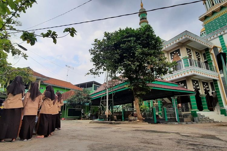 Kondisi terkini MTs Harapan Baru di Komplek Pondok Pesantren Cijantung Ciamis pasca kejadian 11 siswanya meninggal saat acara susur sungai Pramuka di Sungai Cileueur, Cijeunjing, Ciamis, Sabtu (16/10/2021).