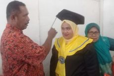 Cerita Muhamad, Penjual Es Mewisuda Putrinya dari Bilik Warnet karena Tak Punya Laptop