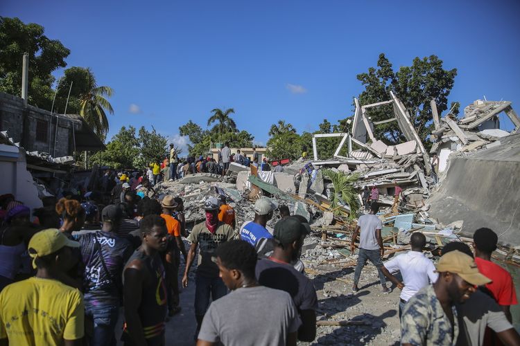 Warga mencari korban selamat dari rumah yang hancur akibat gempa Haiti di Les Cas, Sabtu (14/8/2021).  Survei Geologi AS (USGS) mengatakan gempa berkekuatan M 7,2 itu berpusat sekitar 125 kilometer sebelah barat ibu kota Port-au-Prince.