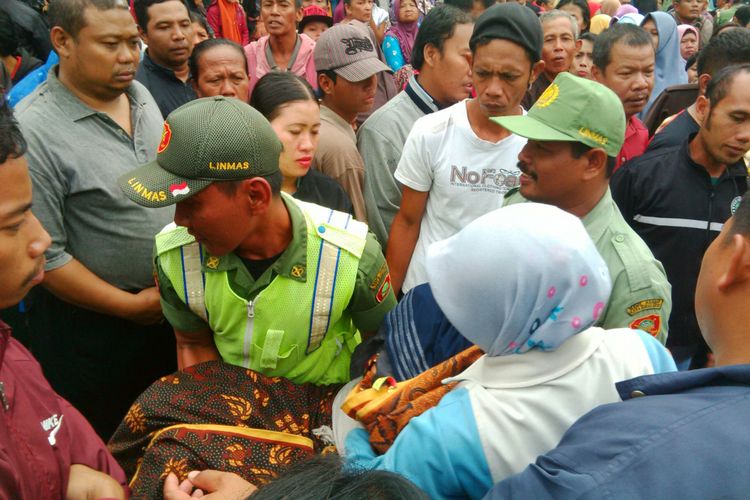 Mbah Sayem dibopong petugas Linmas dan warga keluar dari lokasi keramaian di halaman Masjid Agung Surakarta di Solo, Jawa Tengah, Jumat (1/12/2017).