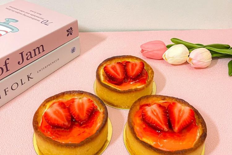 Cheese cake steawberry dari Yumybites.id sebagai rekomendasi toko kue di Surabaya dengan hampers spesial Valentine