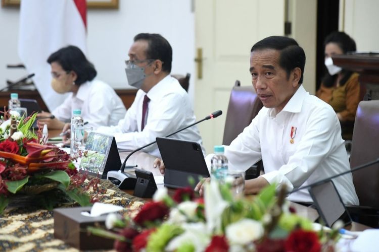 Presiden Joko Widodo saat membuka rapat terbatas internal yang membahas gagal ginjal akut pada anak di Istana Kepresidenan Bogor, Jawa Barat pada Senin (24/10/2022)
