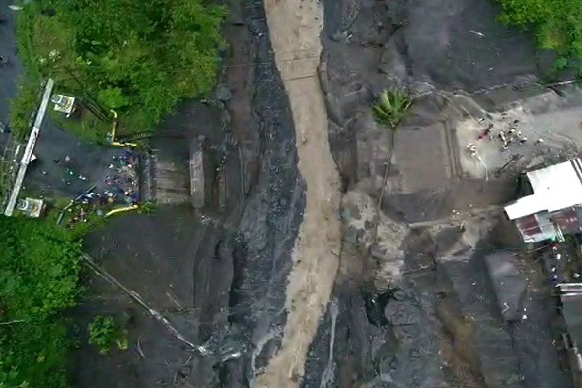 Kondisi  Jembatan Kali Glidik II Lumajang yang putus akibat banjir bandang pada Jumat (07/07/2023) lalu.
